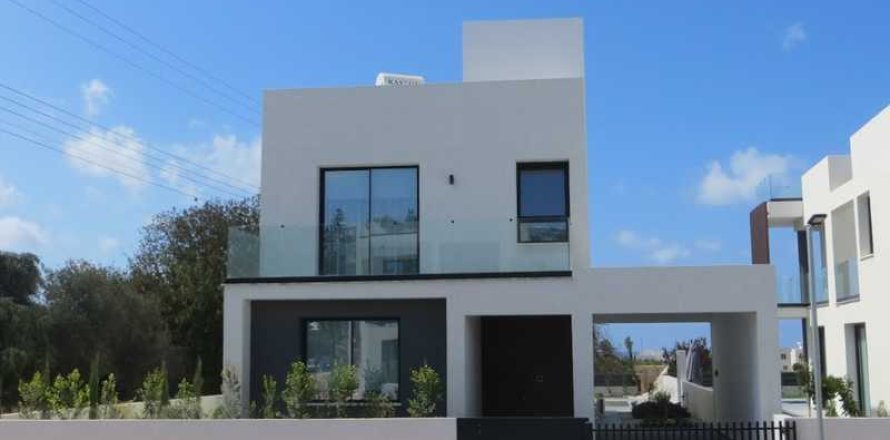 4 bedrooms House in Chloraka, Cyprus No. 73092