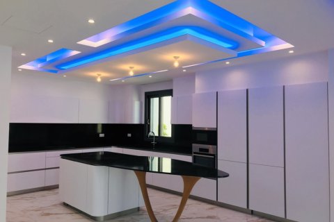 6 bedrooms Villa in Limassol, Cyprus No. 106037 2