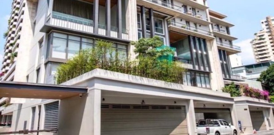 4 bedrooms Townhouse in Bangkok, Thailand No. 96181