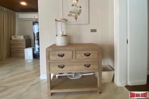 4 bedrooms Townhouse in Bangkok, Thailand No. 96181 3