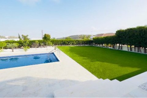 5 bedrooms Villa in Limassol, Cyprus No. 37656 8