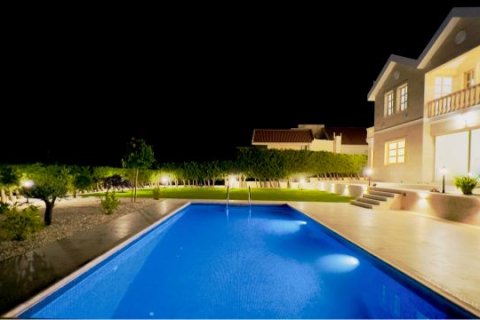 5 bedrooms Villa in Limassol, Cyprus No. 37656 3