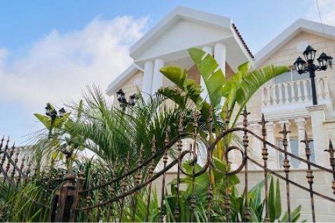 5 bedrooms Villa in Limassol, Cyprus No. 37656 2