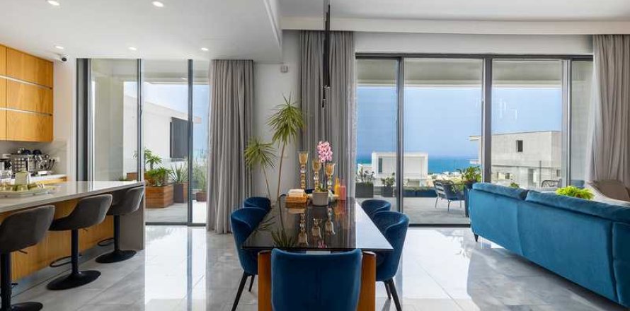 5 bedrooms House in Chloraka, Cyprus No. 40336