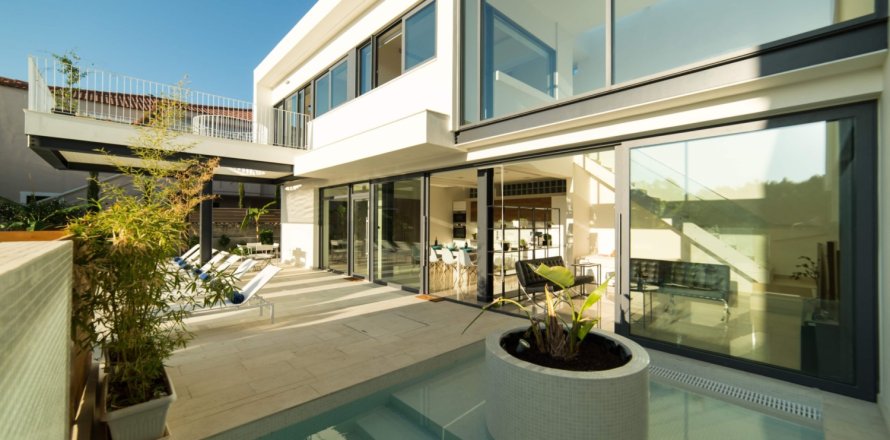 7 bedrooms Commercial property in Chania, Greece No. 81104