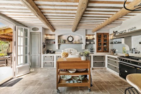 5 bedrooms Villa in Grasse, France No. 99808 4