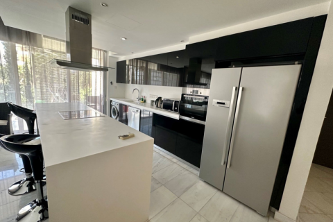 3 bedrooms Apartment in Limassol, Cyprus No. 71952 3