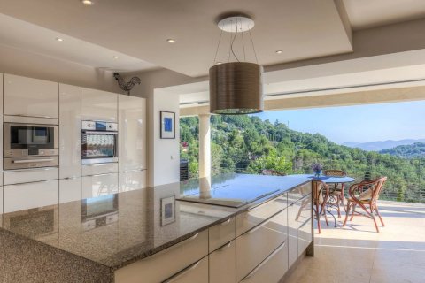 5 bedrooms Villa in Grasse, France No. 75778 4