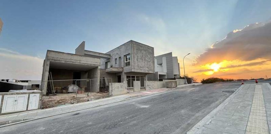 4 bedrooms House in Agios Athanasios, Cyprus No. 70702