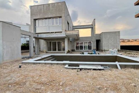 4 bedrooms House in Agios Athanasios, Cyprus No. 70702 4