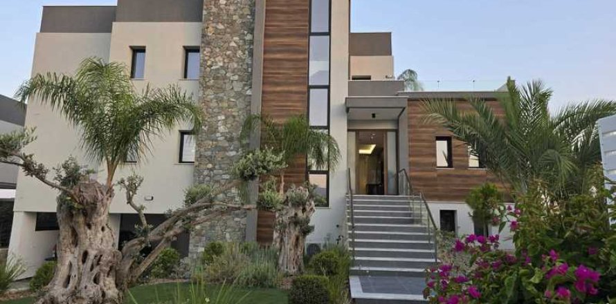 6 bedrooms Villa in Parekklisia, Cyprus No. 80673