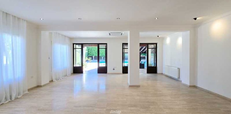 8 bedrooms House in Limassol, Cyprus No. 100547