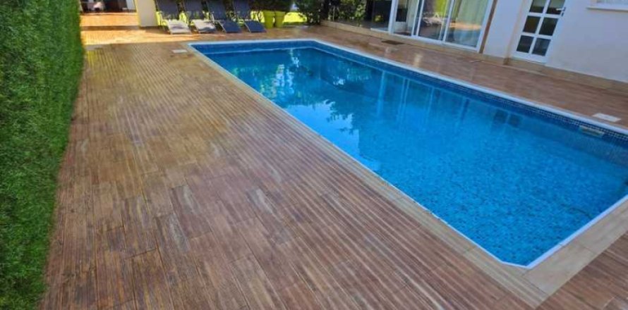 4 chambres House à Agios Athanasios, Cyprus No. 79006