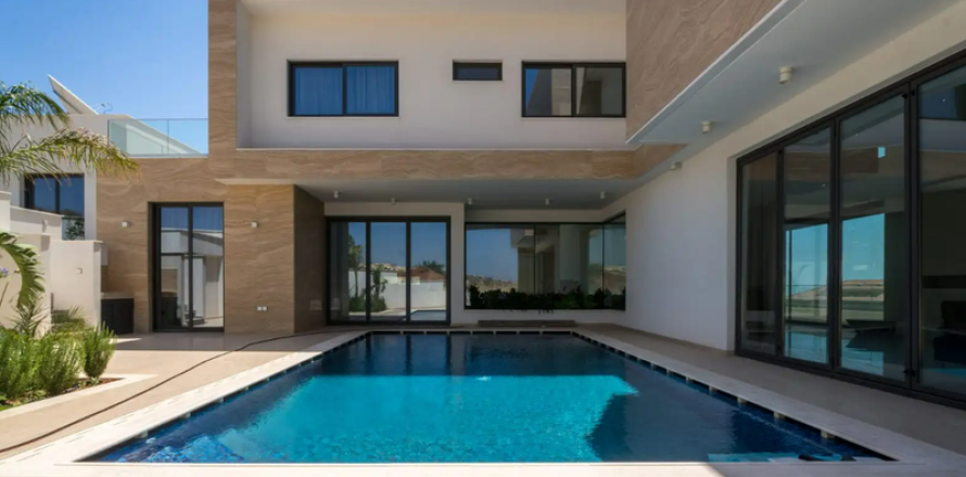 5 bedrooms Villa in Germasogeia, Cyprus No. 101226