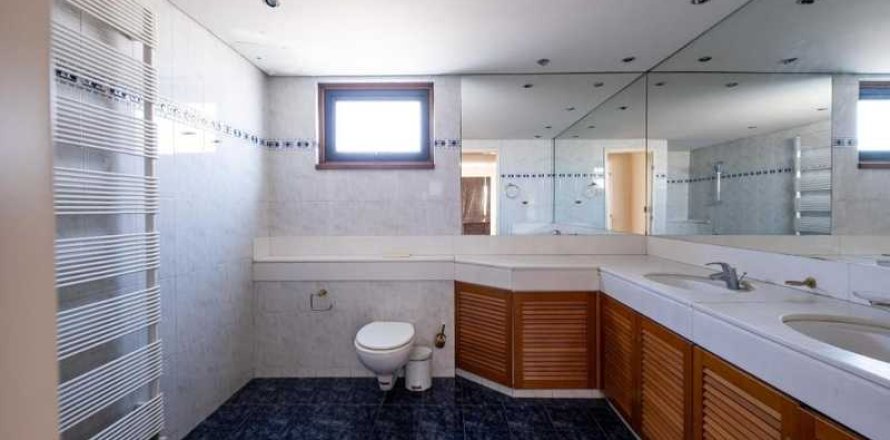 4 bedrooms House in Strovolos, Cyprus No. 78332