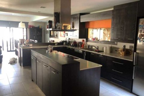 4 bedrooms Villa in Agios Athanasios, Cyprus No. 81285 2