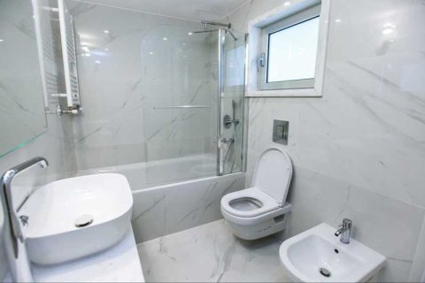 3 bedrooms Apartment in Germasogeia, Cyprus No. 33189 8