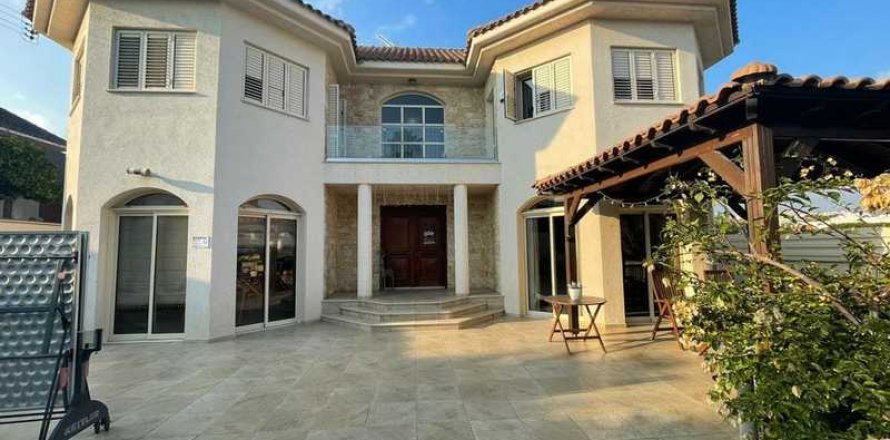 4 bedrooms House in Limassol, Cyprus No. 101939