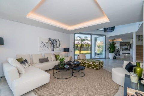 4 bedrooms Villa in Tan Xuan, Vietnam No. 27598 9