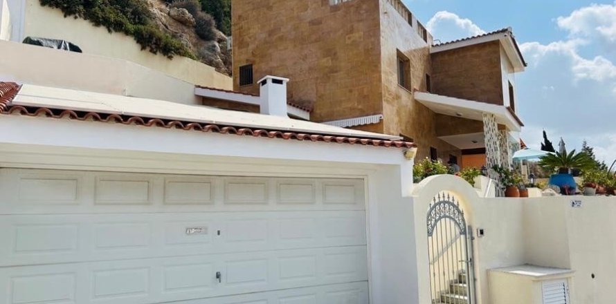 4 bedrooms Villa in Paphos, Cyprus No. 99825