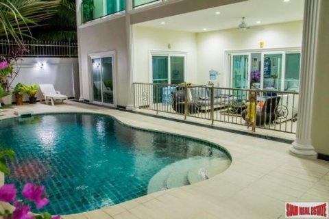 6 chambres Villa à Pattaya, Thailand No. 96579 20