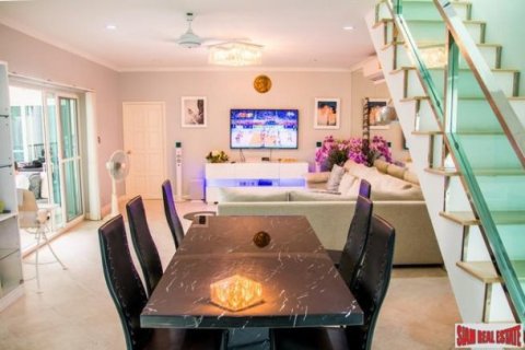 6 chambres Villa à Pattaya, Thailand No. 96579 17