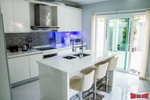 6 chambres Villa à Pattaya, Thailand No. 96579 15