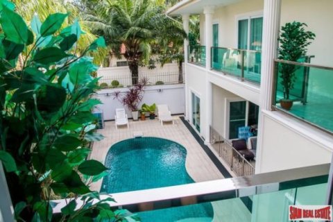 6 chambres Villa à Pattaya, Thailand No. 96579 21