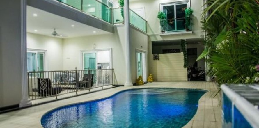 6 chambres Villa à Pattaya, Thailand No. 96579