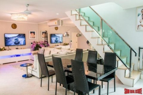 6 chambres Villa à Pattaya, Thailand No. 96579 16