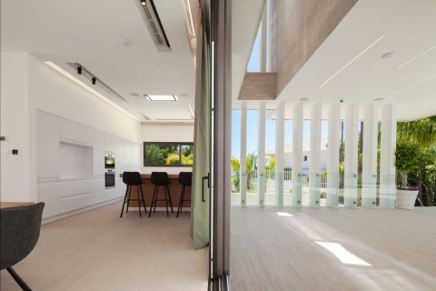 5 bedrooms Villa in Limassol, Cyprus No. 106518 2