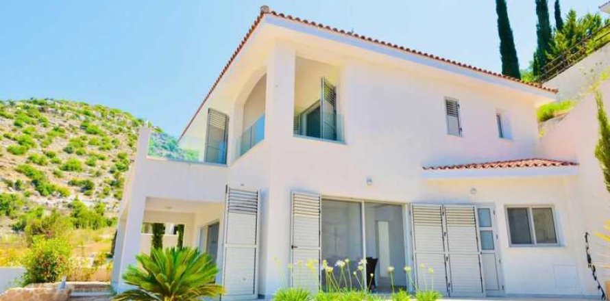 4 bedrooms House in Tala, Cyprus No. 71647