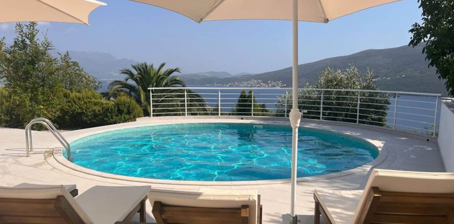 3 bedrooms House in Herceg Novi, Montenegro No. 104680