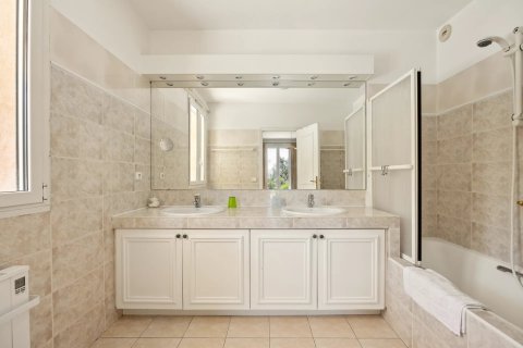 3 chambres Villa à Villeneuve-Loubet, France No. 67915 9