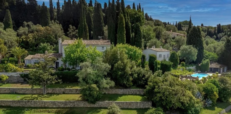 10 bedrooms House in Grasse, France No. 69019