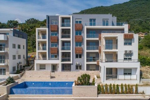 2 bedrooms Apartment in Tivat, Montenegro No. 104787 3