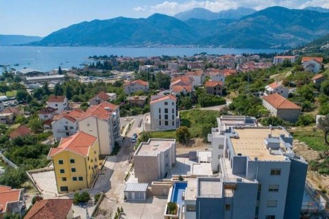 2 bedrooms Apartment in Tivat, Montenegro No. 104787 4
