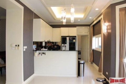 4 bedrooms House in Bangkok, Thailand No. 96166 3