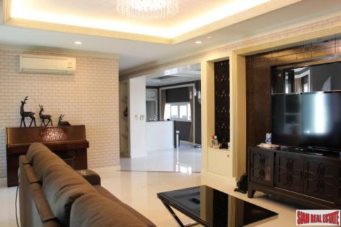 4 bedrooms House in Bangkok, Thailand No. 96166 14
