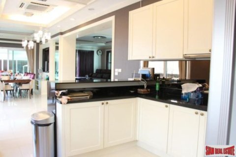 4 bedrooms House in Bangkok, Thailand No. 96166 24