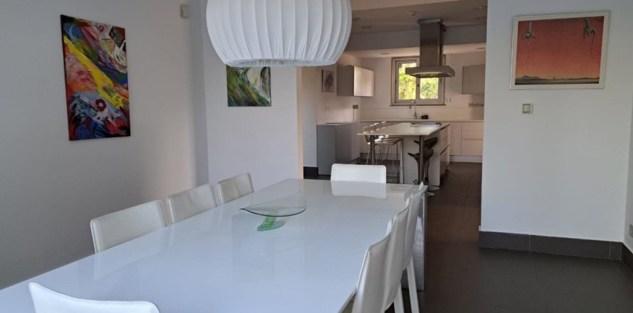 5 bedrooms House in Geroskípou, Cyprus No. 37260