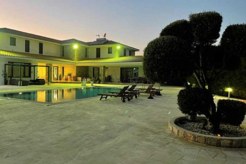 Вилла с 6 спальнями в Дромолаксия, Кипр №80754 5