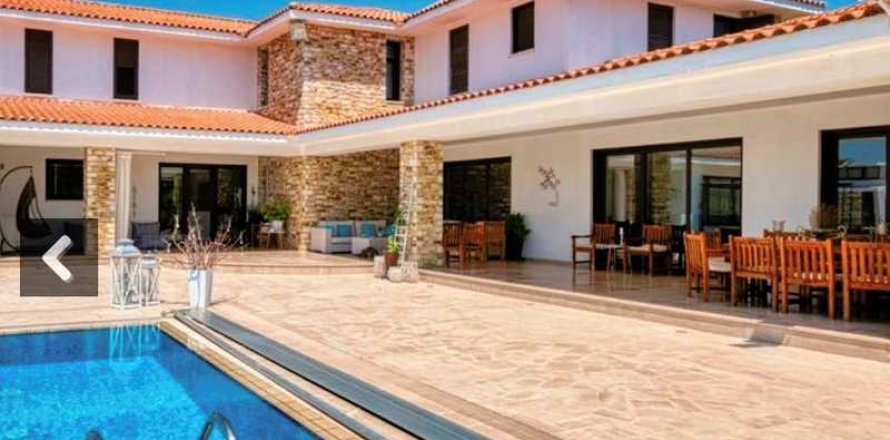 Вилла с 6 спальнями в Дромолаксия, Кипр №80754