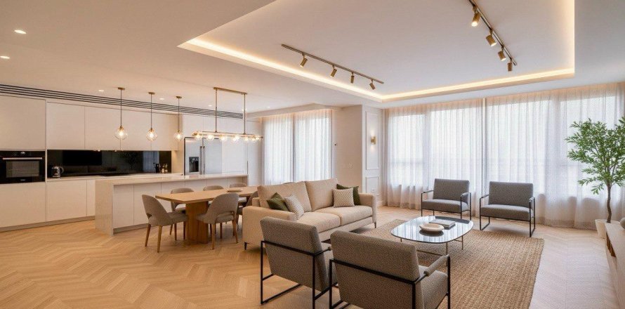 5 bedrooms Apartment in Madrid, Spain No. 124693
