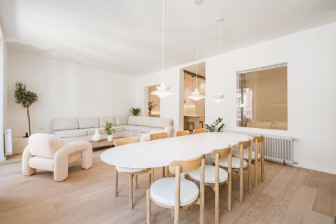 4 bedrooms Apartment in Madrid, Spain No. 125844