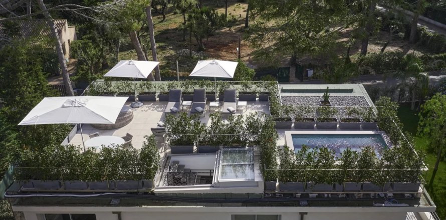 5 bedrooms Villa in Antibes, France No. 74629