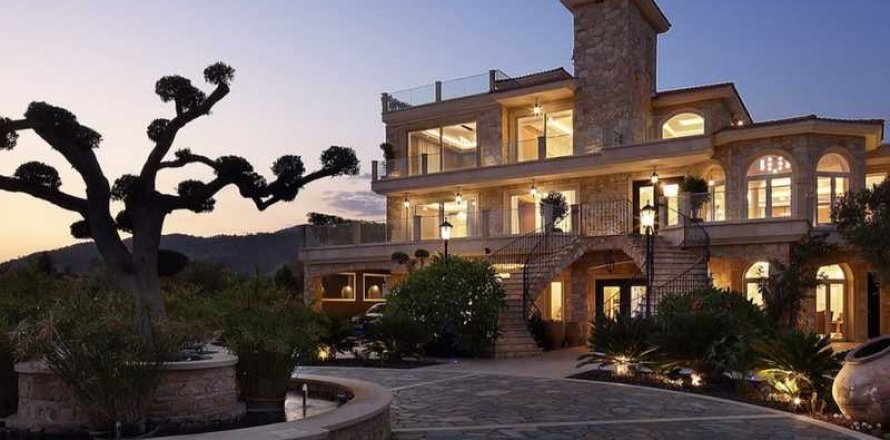 9 bedrooms House in Parekklisia, Cyprus No. 69947