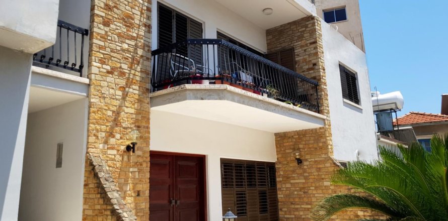 1250m² Commercial property en Nicosia, Cyprus No. 106043