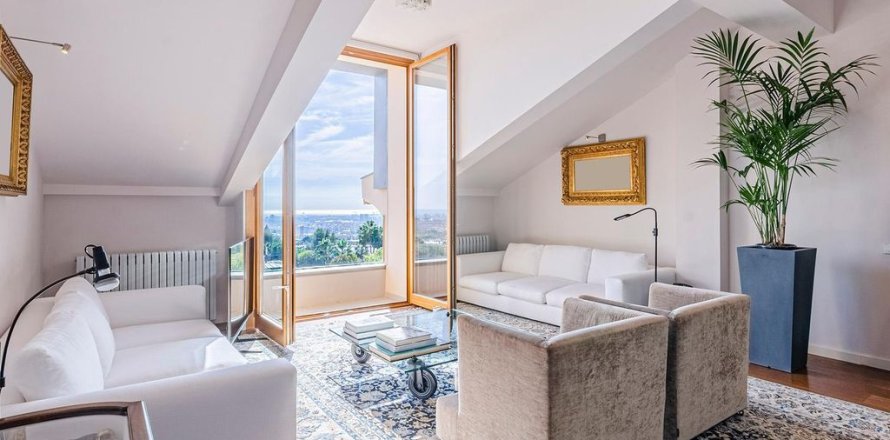 4 bedrooms Apartment in Barcelona, Spain No. 25799