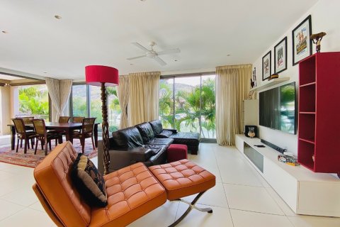 5 bedrooms Villa in Riviere Noire, Mauritius No. 60854 3